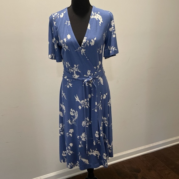 Ann Taylor Dresses & Skirts - Ann Taylor Wrap Dress Size6 BlueWhite Floral Print Capsule Classic Timeless